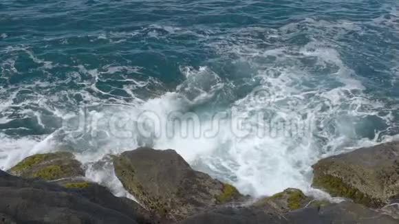 波涛汹涌的大海冲击着岩石峭壁冲破泡沫飞溅大自然令人惊叹视频的预览图