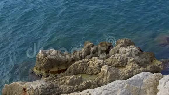 平静的海浪冲刷岩石悬崖美丽的自然放松和娱乐视频的预览图