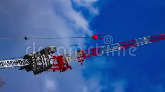 在东京移动的起重机在蓝天后面的垂直射击时间视频的预览图