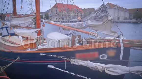 位于哥本哈根港的彩色帆船视频的预览图