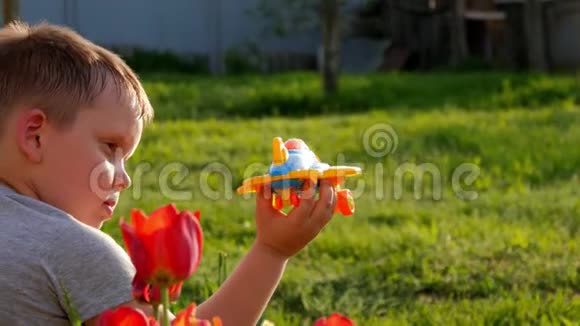 快乐的孩子玩玩具飞机孩子们在房子的后院玩耍视频的预览图