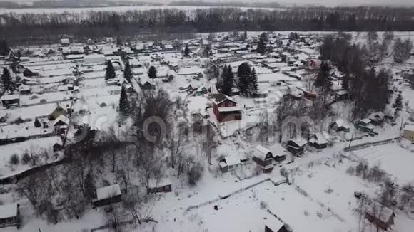 空中摄影冬天村庄它以45度角上升在框架的中心是一个美丽的视频的预览图