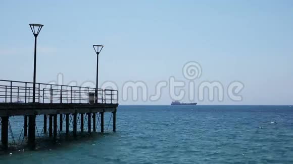 一个码头和一艘遥远的船视频的预览图