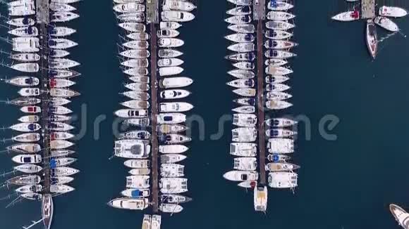 上午在希腊码头雅典地中海航空视频拍摄很多不同的游艇大帆船视频的预览图