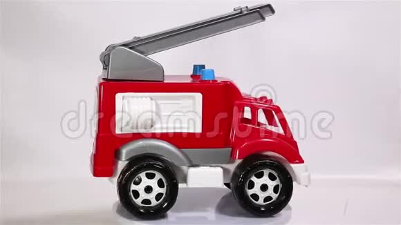 红色玩具消防车秤模型车在白色背景上旋转视频的预览图