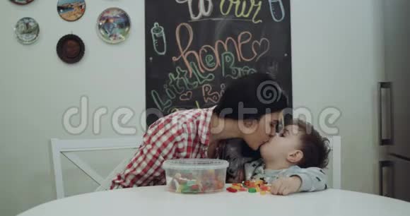 妈妈和她的孩子在厨房里度过了快乐的时光可爱地互相亲吻视频的预览图