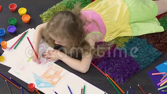 有创意的小女孩在画彩色铅笔年轻有才华的艺术家视频的预览图
