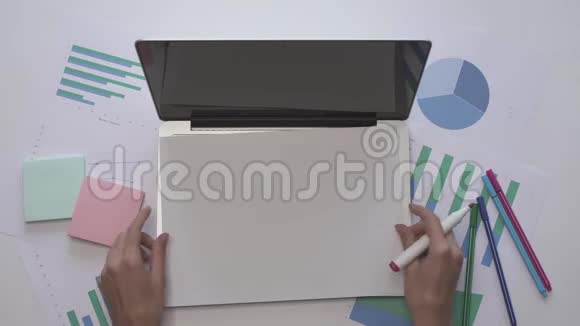 商业概念女人在电脑上的一张纸上写死亡视频的预览图