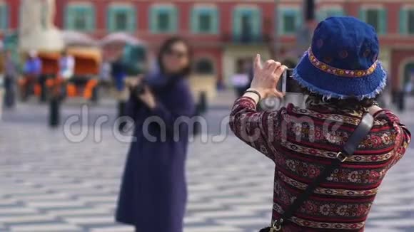 女游客在欧洲市中心拍照旅游视频的预览图