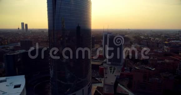 鸟瞰现代城市景观4k视频的预览图