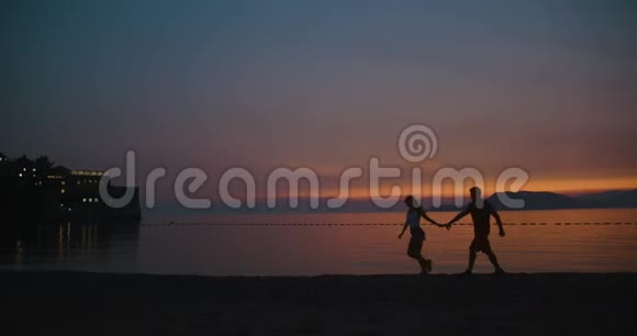 夕阳下的爱情故事男人和女人在湖边散步很有趣视频的预览图