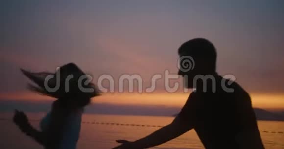 夕阳下的爱情故事男人和女人在湖边散步很有趣视频的预览图