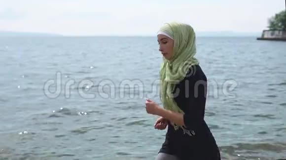 穆斯林女孩沿着大海慢跑视频的预览图