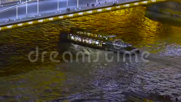 布达佩斯Szechenyi链桥下多瑙河游船视频的预览图