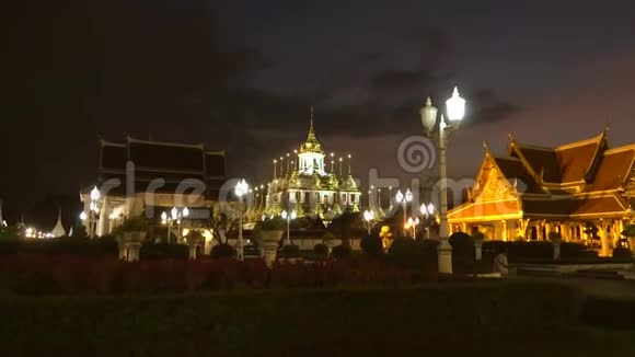 晚上观看切迪洛哈普拉萨特金属寺庙泰国曼谷视频的预览图