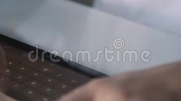一个男孩在平板电脑上玩在社交网络上与朋友交流视频的预览图