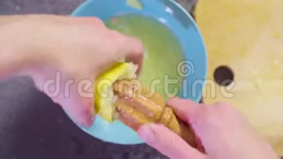 从柠檬里榨果汁的糖果手视频的预览图