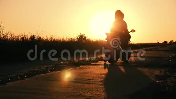 小男孩骑着电动摩托车玩具视频的预览图