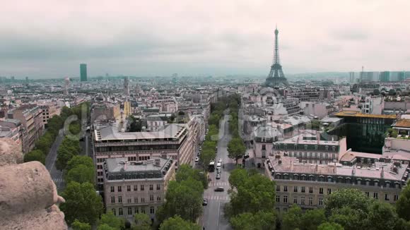 埃菲尔铁塔和首都屋顶的俯视图巴黎法国慢动作道路交通视频的预览图