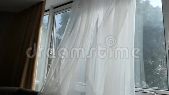 抽象的酒店客房内部用新鲜空气挥动窗帘视频的预览图