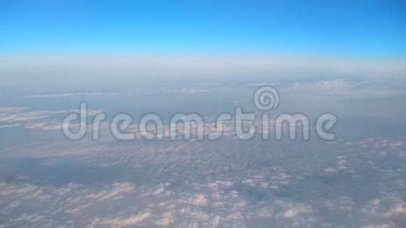 从飞机舷窗看到的云层视频的预览图