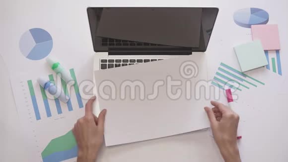 女人在笔记本电脑上写着开始带图表的商务桌面视频的预览图