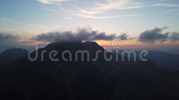 高塔特拉斯杰拉科夫峰顶日落视频的预览图