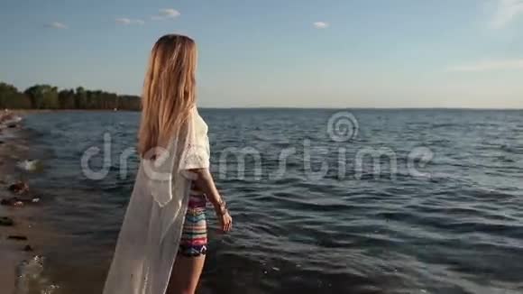 女孩深呼吸享受海滩上的新鲜空气视频的预览图