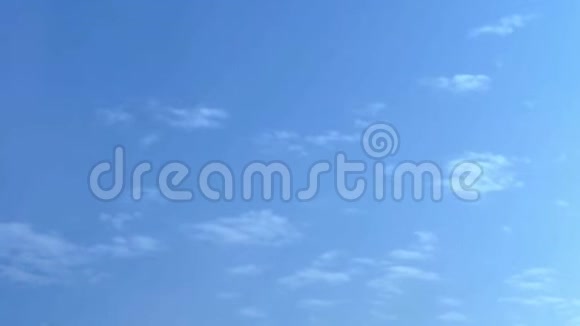蓝天干净的天气时间流逝蓝色美好的天空云彩和天空的时间流逝白云蓝蓝的天空飞过视频的预览图