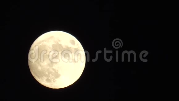 夜晚满月在天空中运动视频的预览图