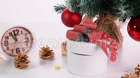 老鼠的新年快乐一只可爱的白鼠在圣诞树背景上的肖像灯光视频的预览图