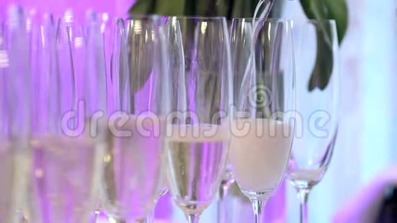 宴会上的侍者把香槟倒入玻璃杯中视频的预览图