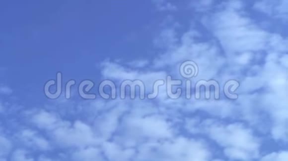 蓝天干净的天气时间流逝蓝色美好的天空云彩和天空的时间流逝白云蓝蓝的天空飞过视频的预览图