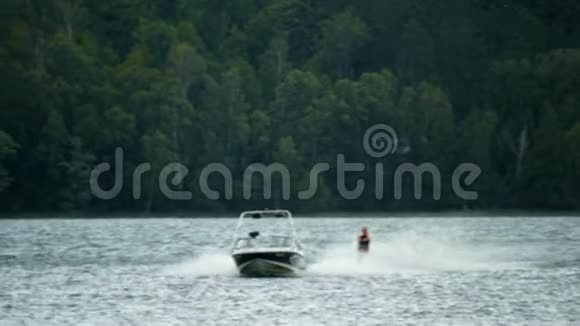 在明尼苏达州划船水上滑雪者在美丽的湖面上乘着高速摩托艇视频的预览图