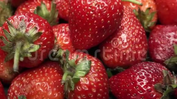 许多新鲜的生草莓旋转健康超级食品视频的预览图