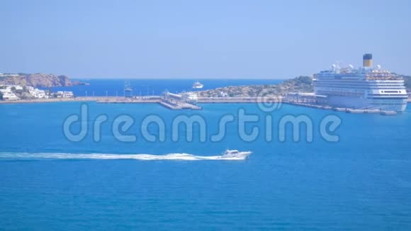 船漂浮在伊比萨港从老城达尔特维拉到西班牙伊比萨港的景色游船视频的预览图