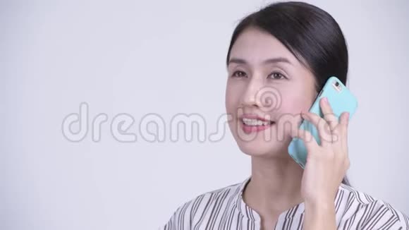 快乐美丽的亚洲女商人的脸在电话里交谈视频的预览图