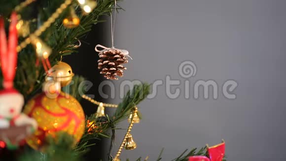 圣诞树上挂着美丽的装饰品神奇的时刻节日的奇迹视频的预览图