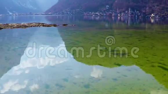 奥地利沃尔夫冈湖美丽的自然清澈的水反射空中视频的预览图