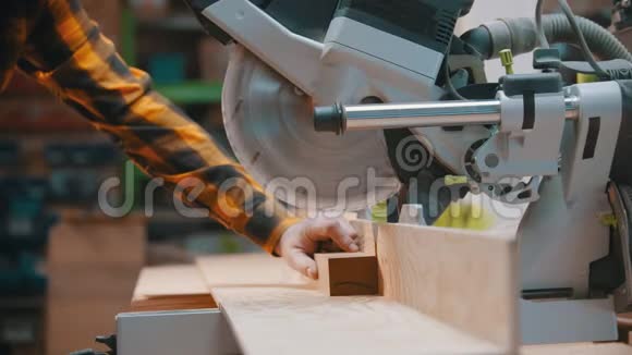木工木工用圆锯切割木材视频的预览图