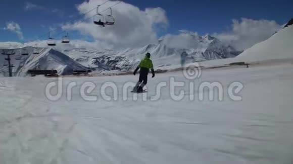 一个年轻的滑雪者骑着一块木板你可以看到几座房子一个美丽的风景一切都被雪覆盖了视频的预览图