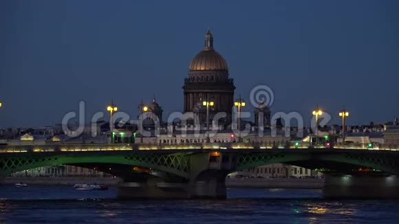 五月下旬傍晚圣以撒大教堂的圣以撒大教堂的桥和穹顶圣彼得堡视频的预览图