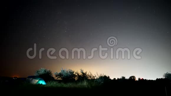 在夜空中露营的时光视频的预览图