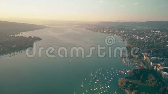 瑞士苏黎世湖的高空鸟瞰图视频的预览图