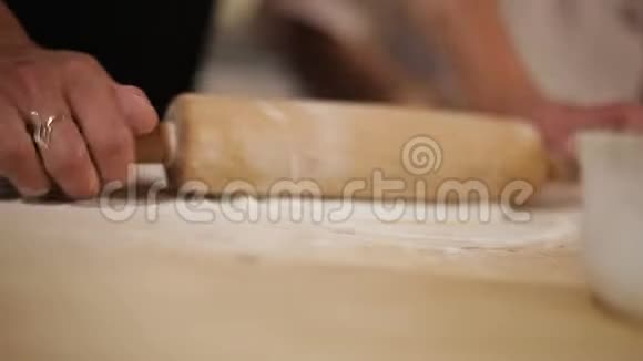 为阿塞拜疆的披萨秋葵做面团的女人传统食物关门视频的预览图