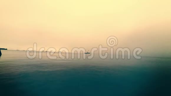 孤独的小船在波涛汹涌的天空下漂洋过海视频的预览图