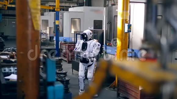 有机器人操作平板电脑的厂房视频的预览图