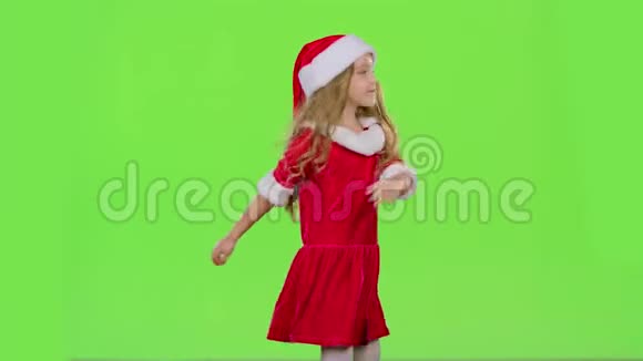 小女孩穿着她的新年服装旋转绿色屏幕视频的预览图