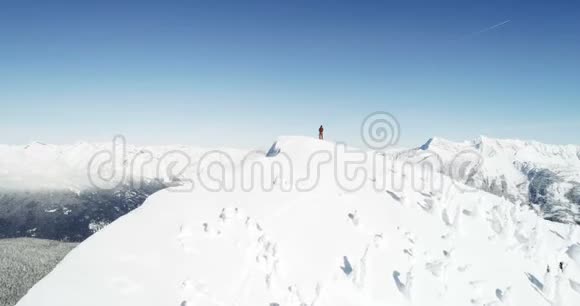 滑雪者站在雪山顶4k视频的预览图