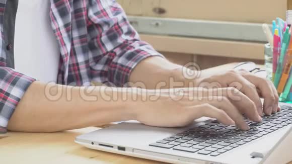 黑斯科特衬衫商人打字笔记本电脑在内政部互联网上的工作沟通视频的预览图
